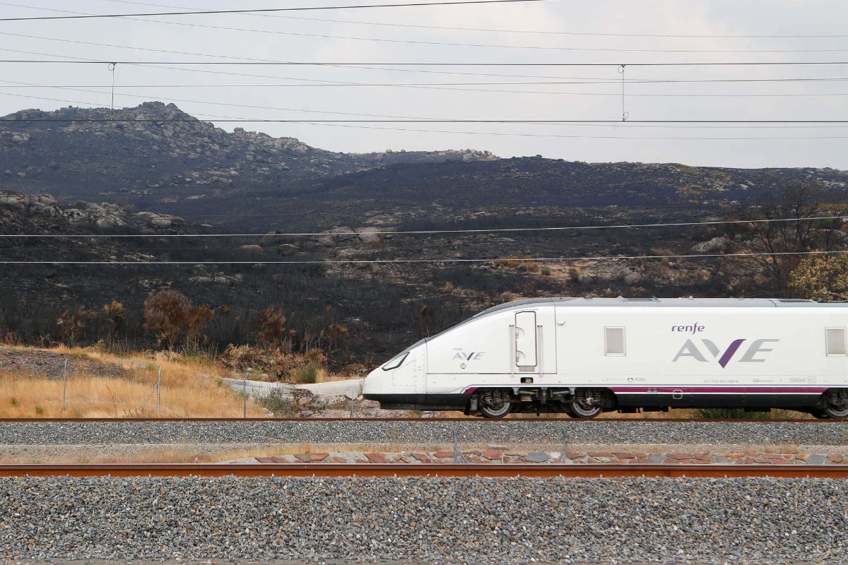 Adif baja la velocidad a 220 en 28 kilómetros de la línea de Angrois tras los avisos de varios maquinistas por el estado de la vía
