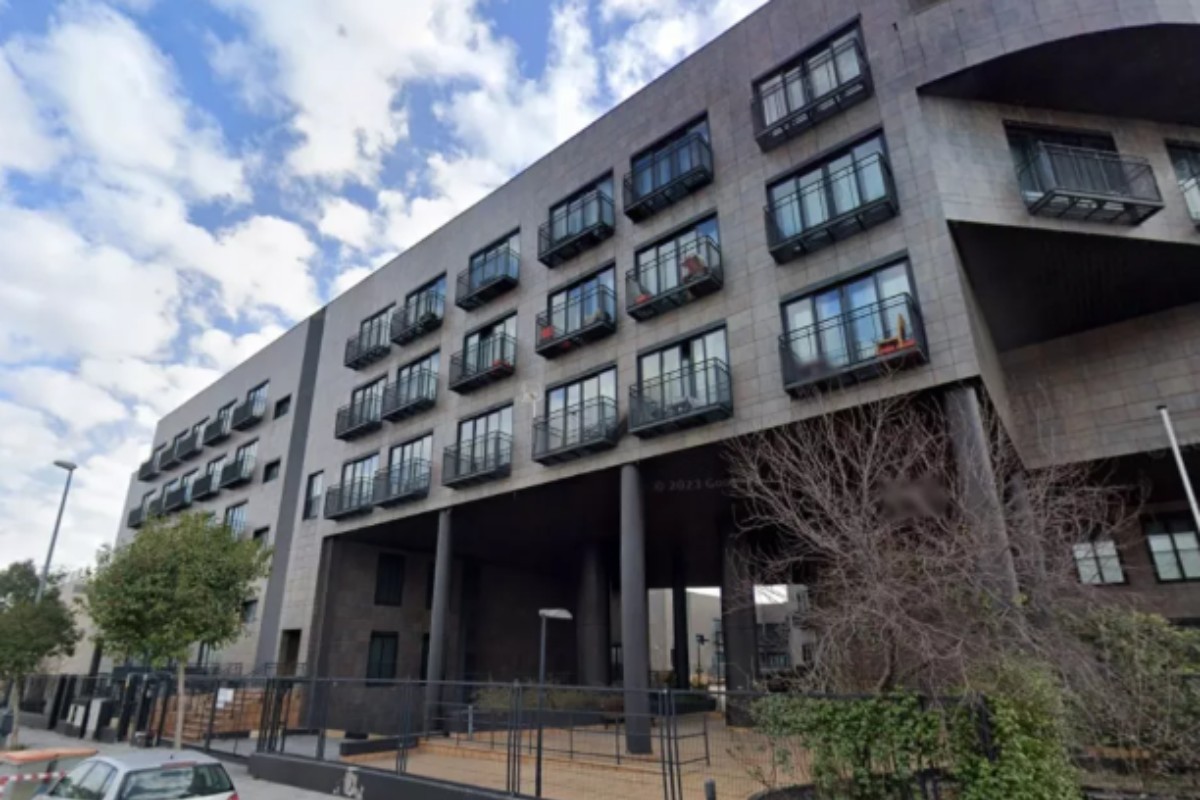 Apuñalamientos, machetes y homicidios retratan la inacción del Ayuntamiento de Madrid ante el hotel okupa de San Blas