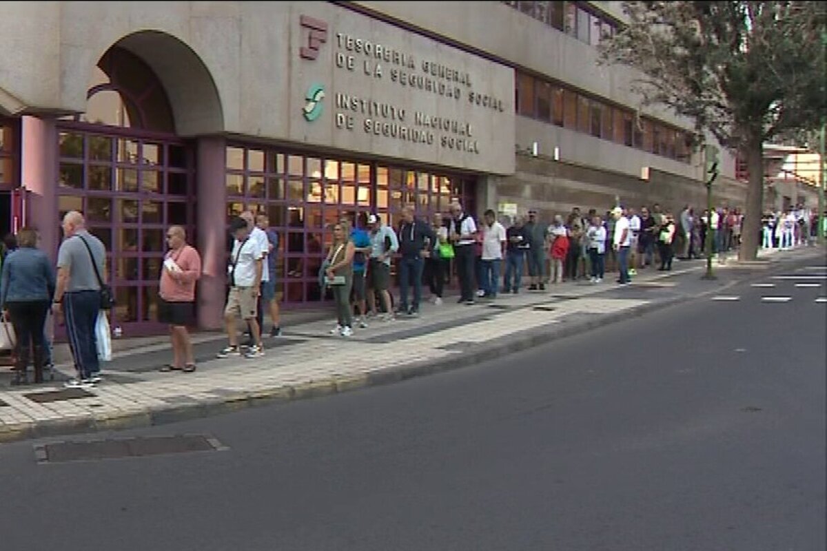 La cola multicultural interminable en la Seguridad Social de Palma para cobrar la «paguita» aprobada por el Gobierno de Sánchez