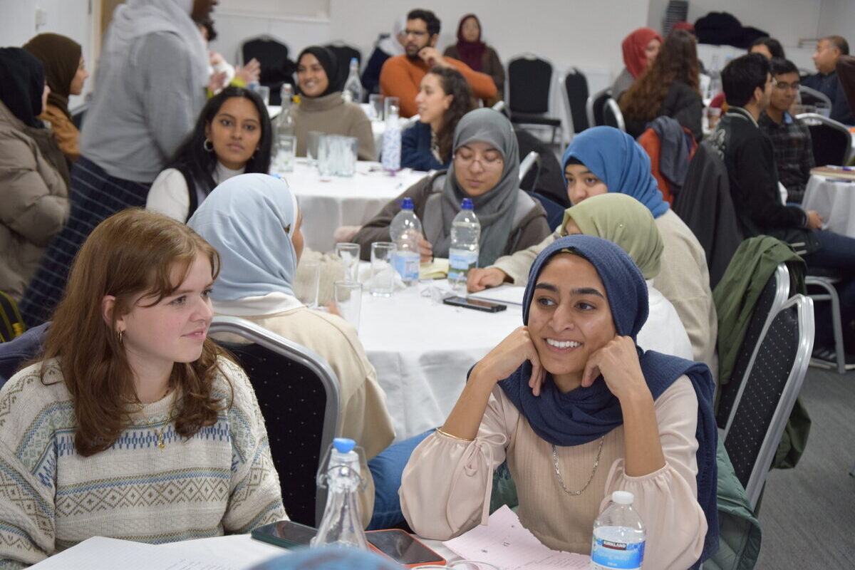 Emiratos Árabes Unidos corta la financiación de las becas que le ofrecía Reino Unido para estudiar en sus universidades por miedo al islamismo radical