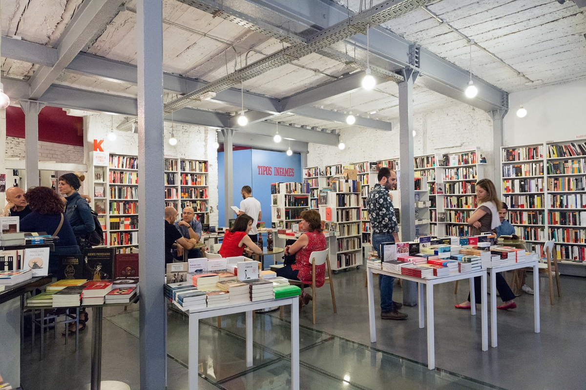 La gentrificación y la turistificación expulsa otro espacio cultural del centro de Madrid: cierra la librería Tipos Infames