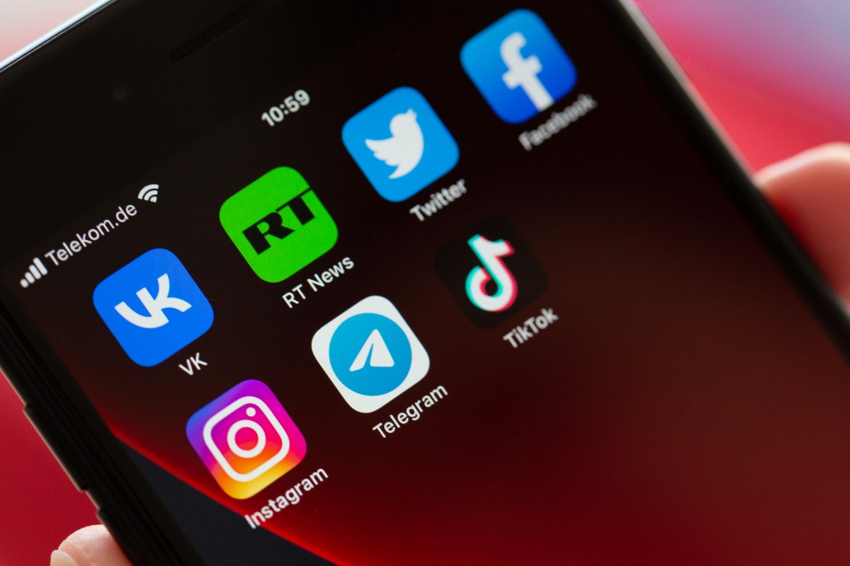 La Asamblea Nacional de Francia aprueba prohibir el uso de redes sociales a menores de 15 años y el veto a la utilización de móviles en las escuelas