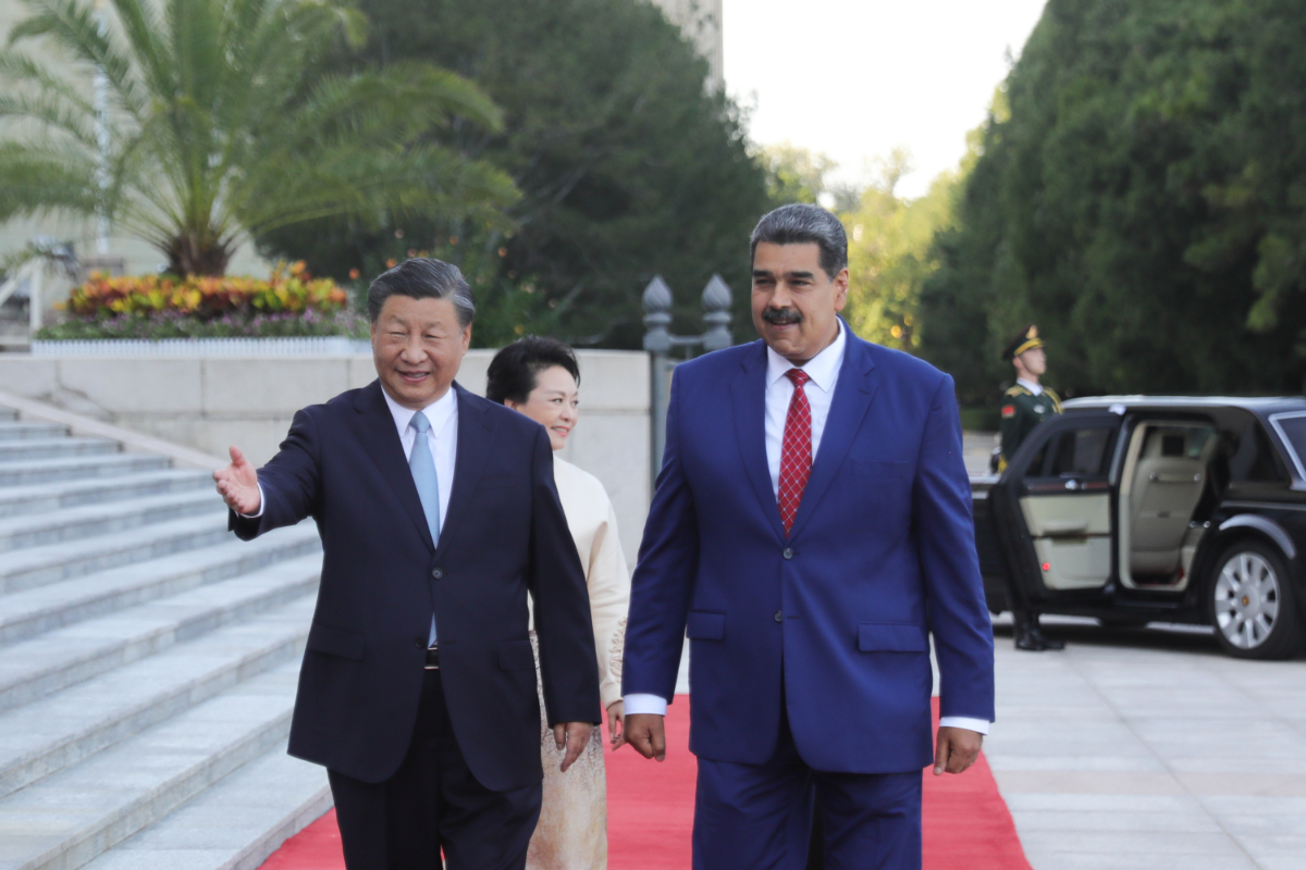 China cierra filas con el chavismo: acusa a EEUU de «imponer sus normas» a nivel internacional y pide la liberación «inmediata» de Maduro