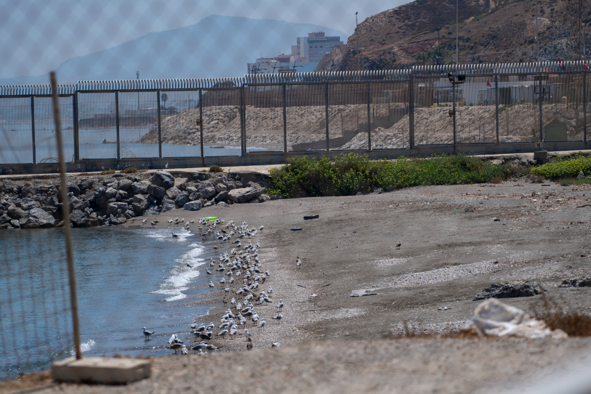 La Policía desactiva un explosivo en una playa de Ceuta junto a la frontera con Marruecos