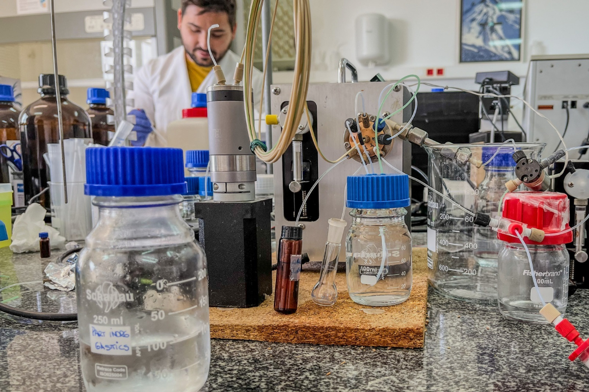 Científicos cuestionan los estudios alarmistas sobre microplásticos en el cuerpo humano: «Hay algunos que son una broma»