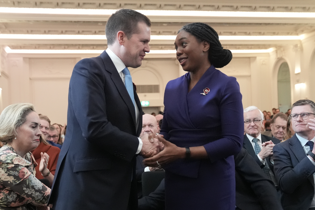 El exministro británico del gabinete Robert Jenrick abandona el Partido Conservador y se une a Reform UK de Nigel Farage