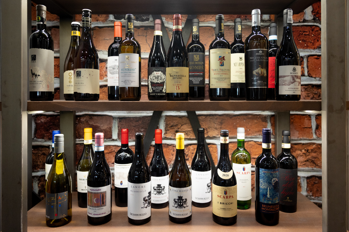 El consumo mundial de vino cae a mínimos de hace 60 años: España depende ya de exportar el 60% de su producción mientras Francia abandona viñedos