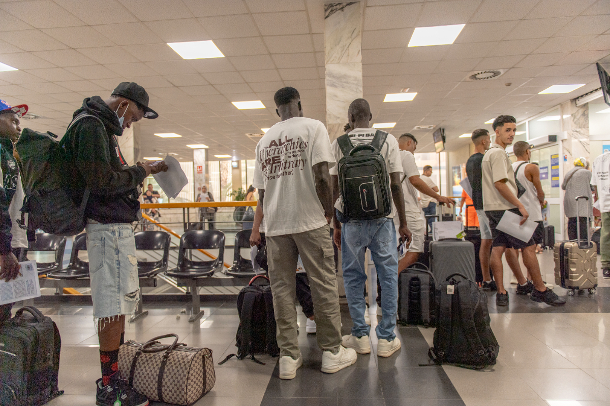 Las mafias promocionan Ceuta como un «resort»: pistas de fútbol sala, mesas de ping-pong, servicio de peluquería… y billete gratis a la Península