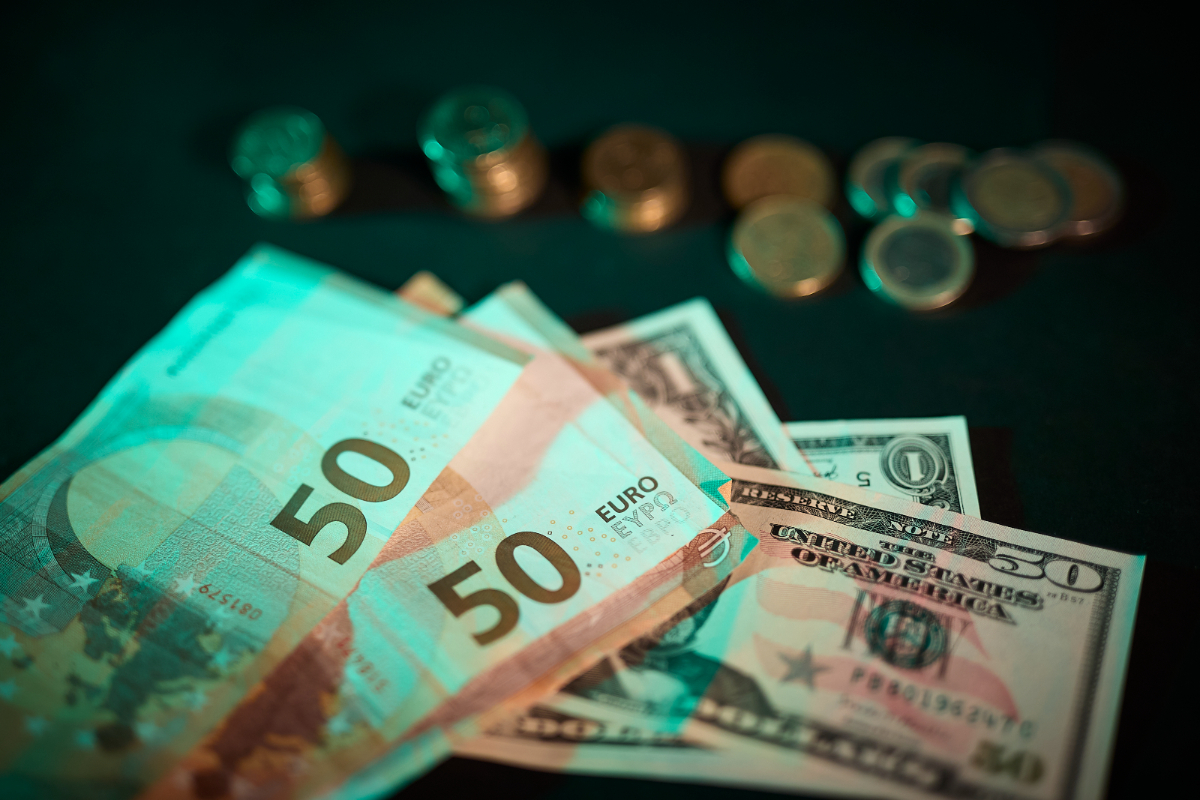 Los extranjeros enviaron más de 52.000 millones en remesas a sus países fuera de la UE en 2024, un 245% más que en el año 2000