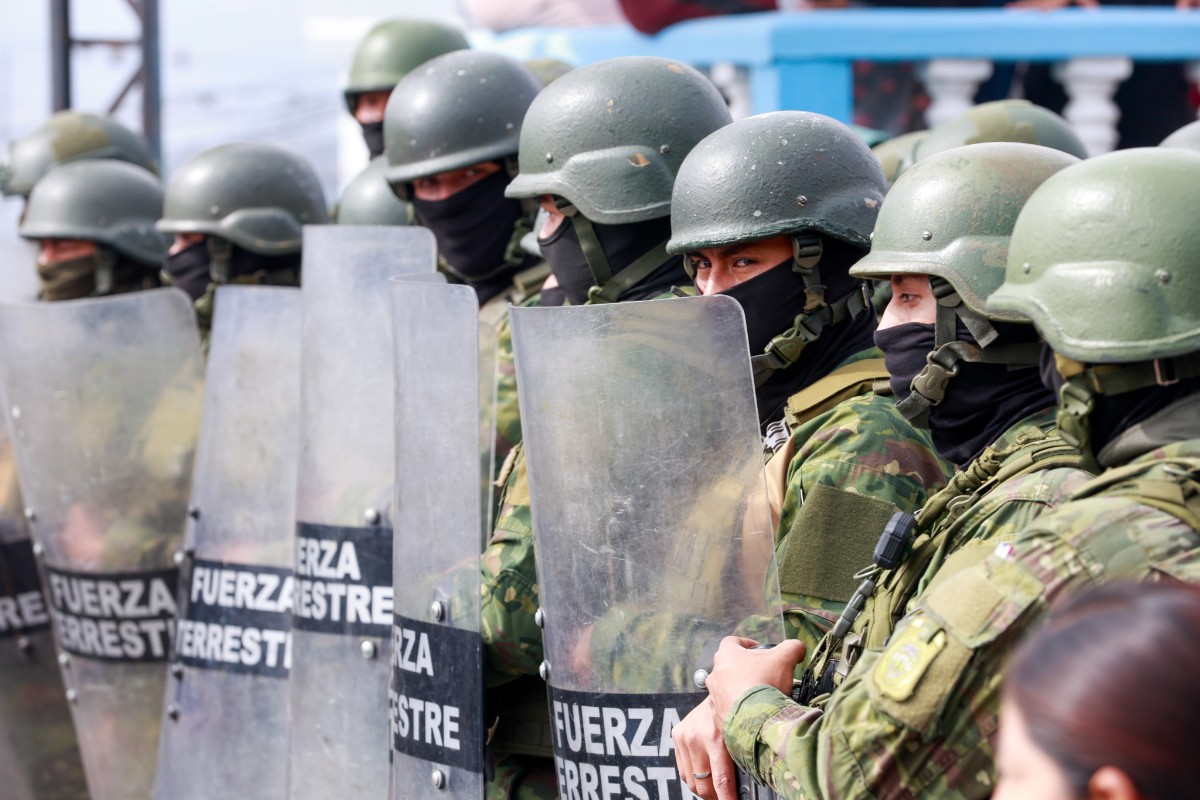 El Gobierno de Ecuador despliega 10.000 militares para combatir a los grupos criminales en el oeste del país