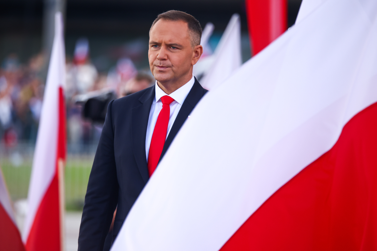 Polonia frena la ley digital de Bruselas: el presidente patriota Nawrocki veta la normativa europea por riesgo de censura y pérdida de libertad de expresión