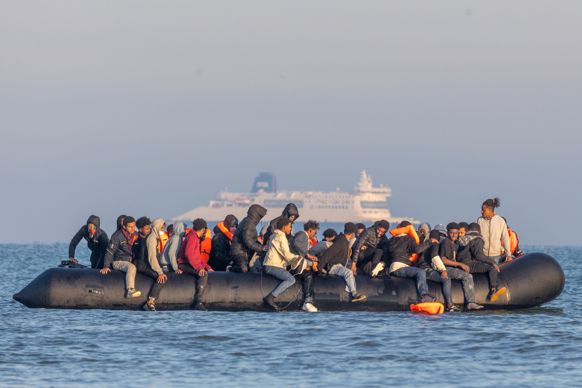 Arriban al Reino Unido casi 700 inmigrantes ilegales en menos de 48 horas tras reanudarse las travesías por el Canal de la Mancha