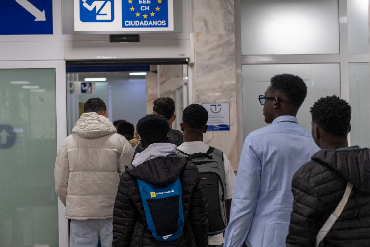 Nuevo traslado masivo de inmigrantes a la Península: 80 ilegales parten desde Ceuta con destino a Algeciras