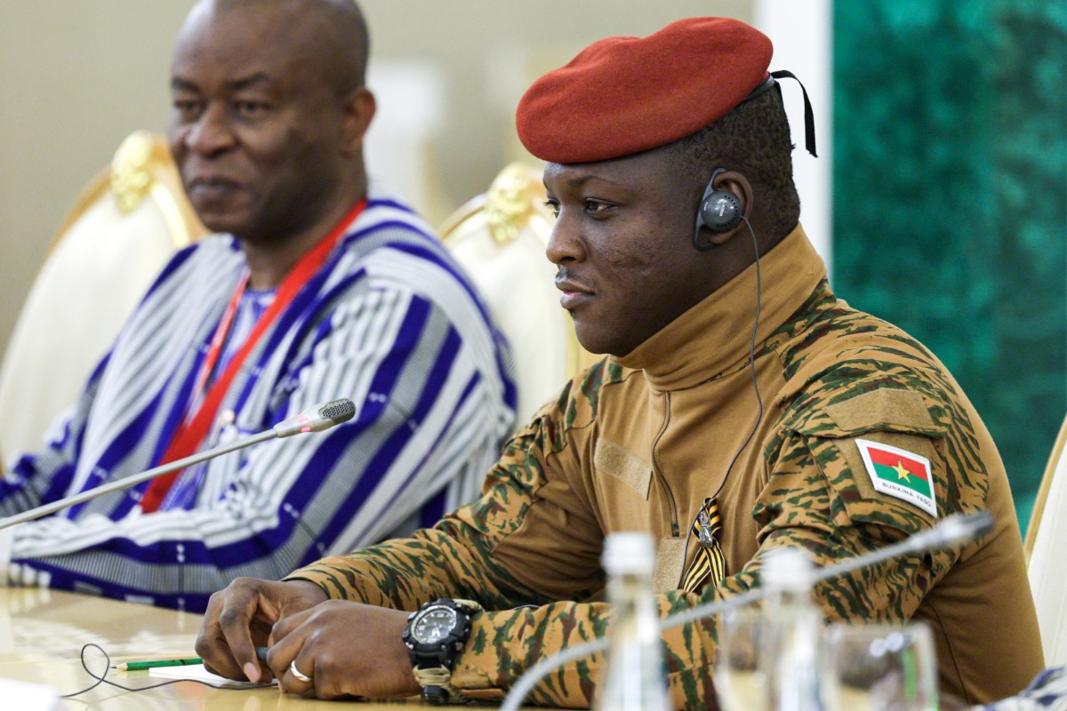 El Gobierno de Burkina Faso disuelve todos los partidos en medio de la ola de violencia yihadista atizada por Al Qaeda y Estado Islámico