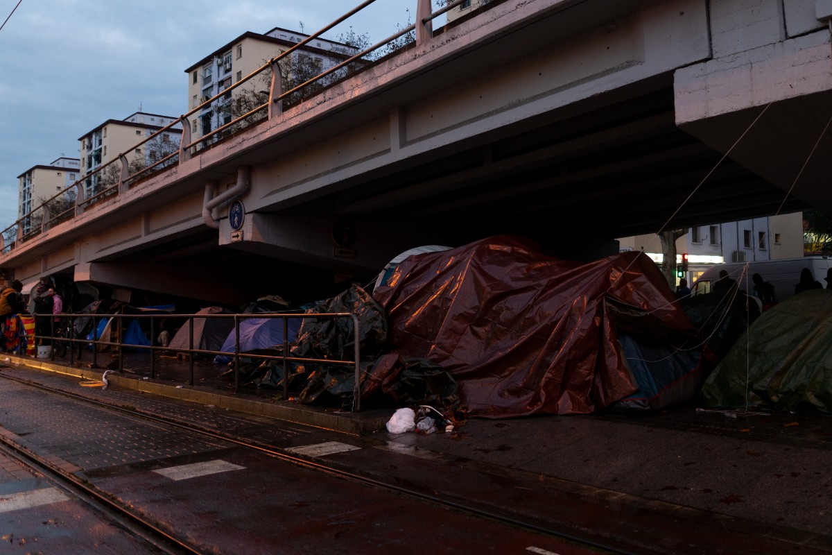 Los vecinos de Badalona bloquean la C-31 y reclaman a la Generalitat que actúe ante la inseguridad en el barrio tras el desalojo del B9