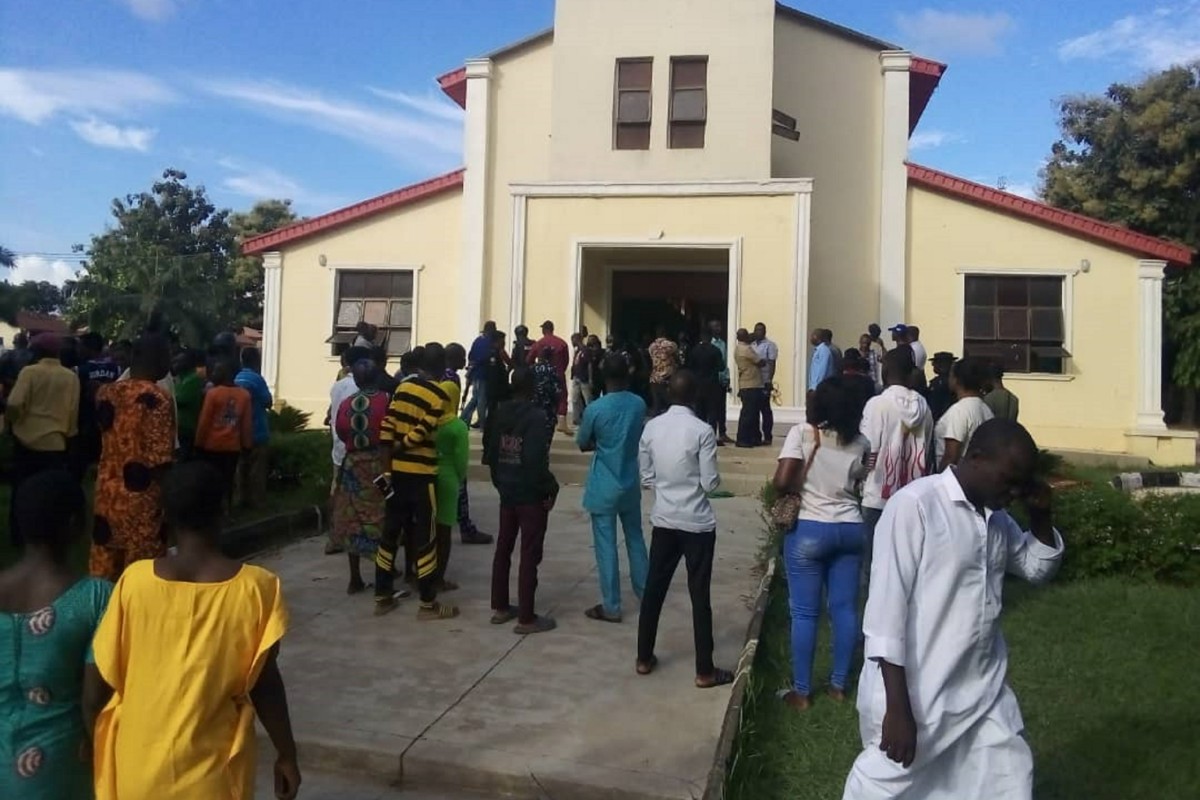 Secuestran a fieles cristianos durante una vigilia en una iglesia católica de Nigeria: «Nuestra gente estaba orando. Estaban desarmados»