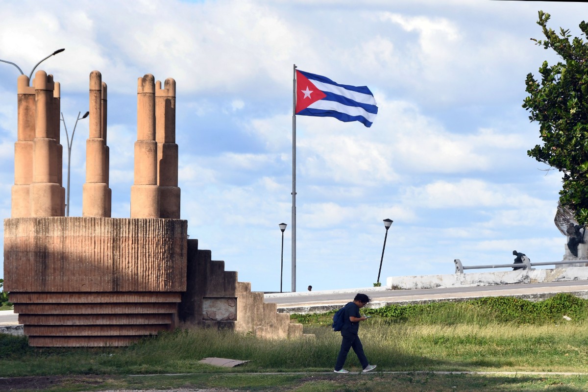Embajadas y empresas de una decena de países evacúan a su personal de Cuba en medio de la escalada en la tensión con EEUU