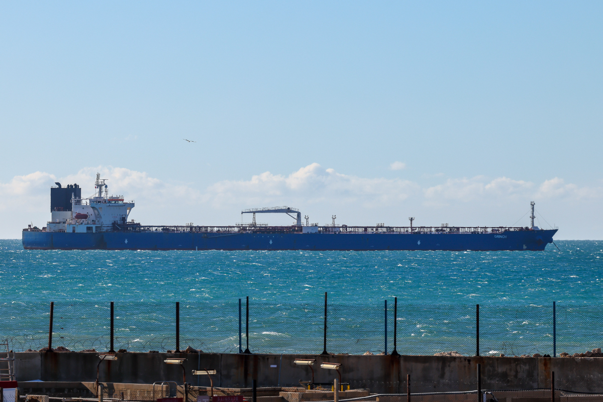Un petrolero con bandera de Mozambique y crudo ruso queda a la deriva frente a Almería y dispara el temor a un vertido en la costa española