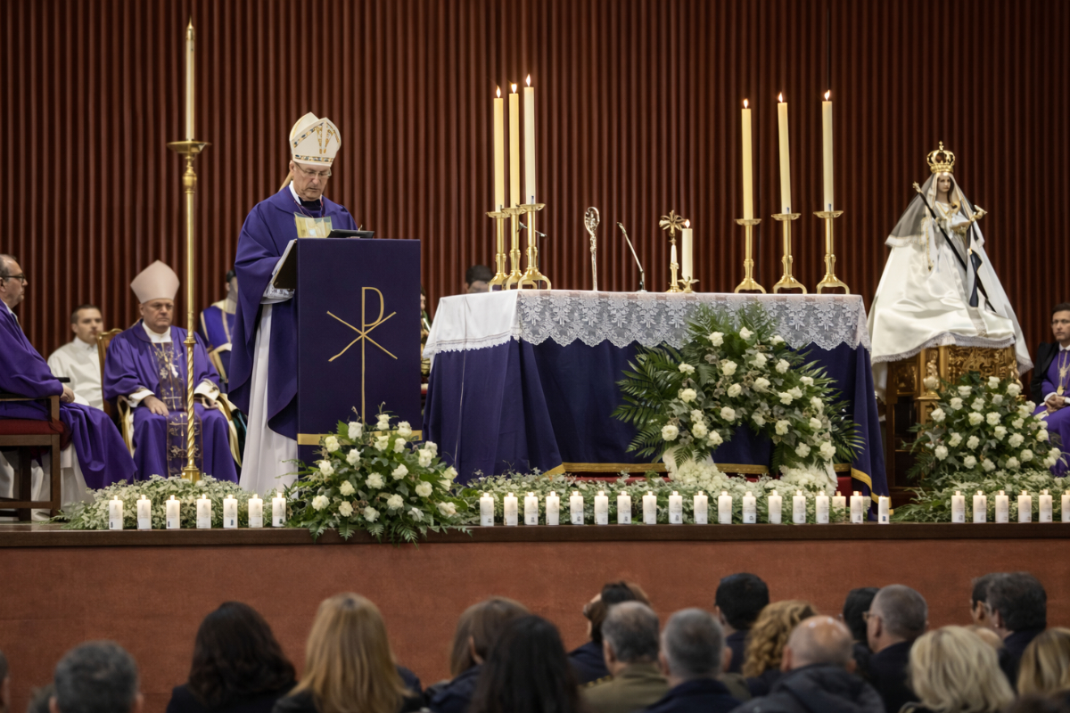 El obispo de Córdoba celebra un emotivo funeral en Adamuz por las víctimas: «Dios estuvo en esa oscuridad con esos buenos samaritanos que rescataron a los heridos»