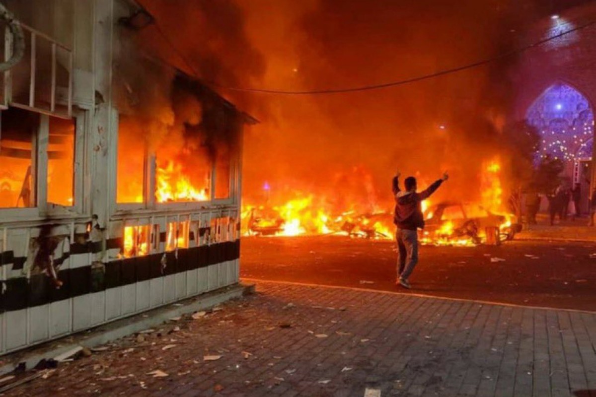 Trump ofrece ayuda para «liberar» Irán mientras la dictadura de los ayatolás reprime las protestas y deja más de cien muertos
