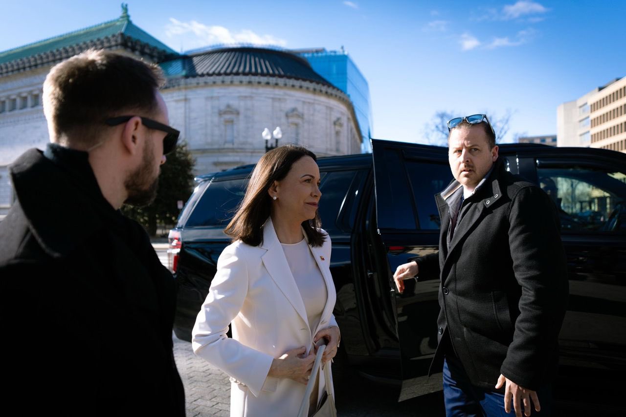 María Corina Machado entrega a Donald Trump su medalla del Nobel de la Paz y una placa conmemorativa en su visita