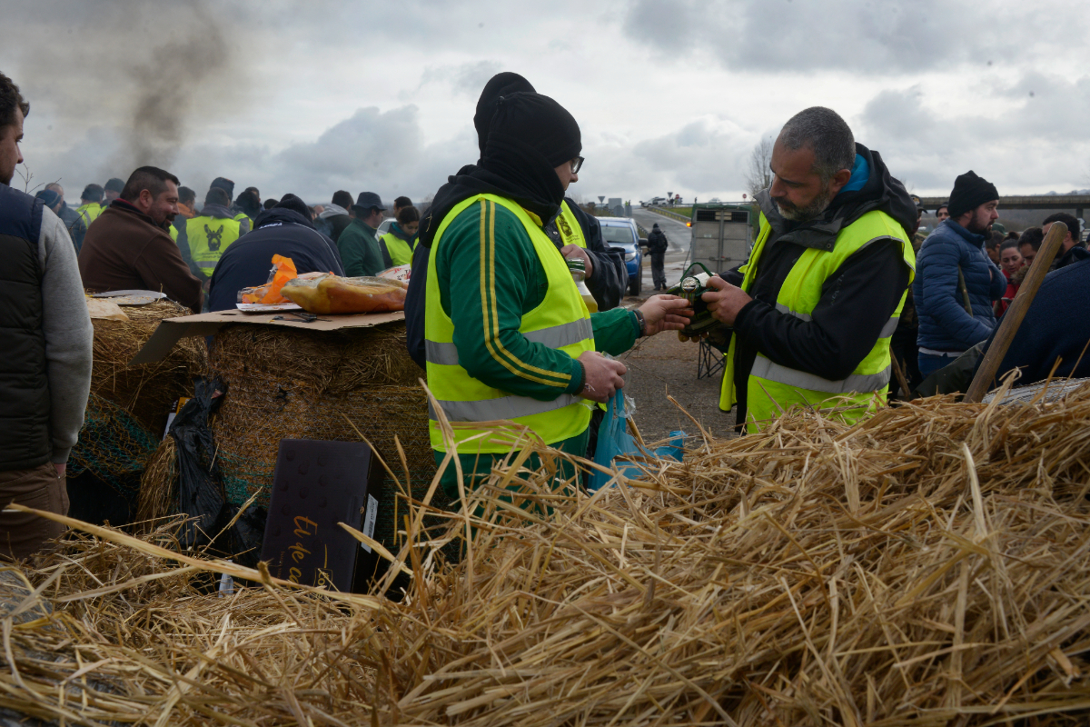 Más de 80 tractores cortan el acceso a Orense en protesta por el acuerdo UE-Mercosur que arruina al campo: «Vamos a estar aquí hasta que nos echen»