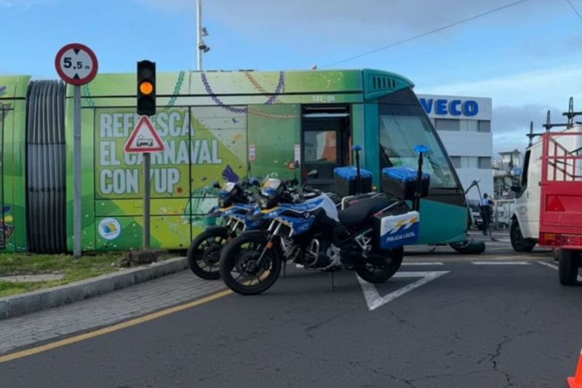 Un tranvía de Tenerife sufre un descarrilamiento tras chocar contra un autobús