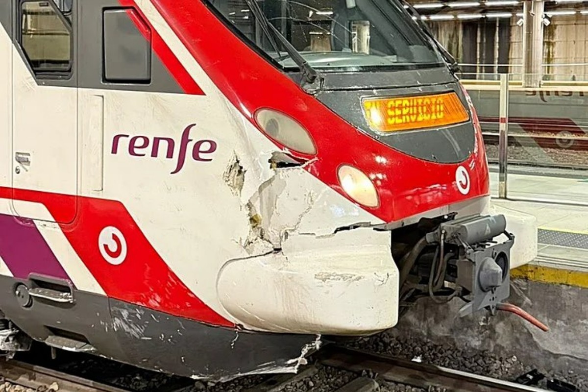 Un tren de cercanías en Olloniego (Asturias) es impactado por un desprendimiento de piedras y tierra en un túnel: no se han producido heridos