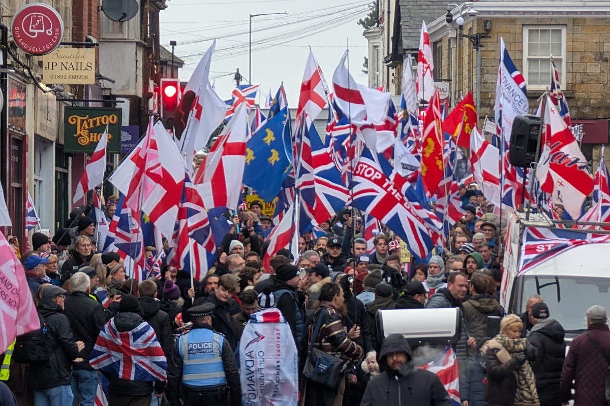 Protestas en Crowborough (Reino Unido) contra el traslado de hasta 600 inmigrantes ilegales a un recinto militar