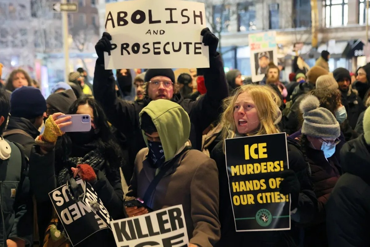 Decenas de agitadores contra las redadas migratorias del ICE toman un hotel de Nueva York y amenazan con «colgar» a la secretaria de Seguridad Nacional de EEUU