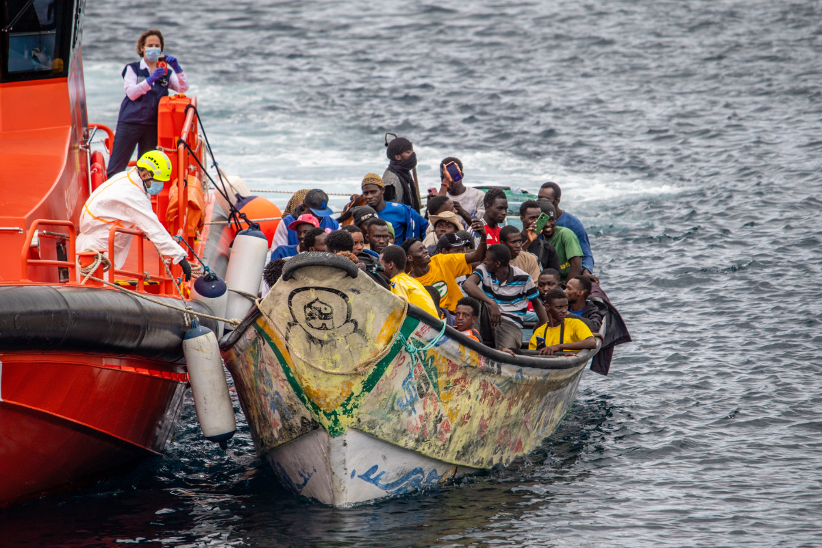 Continúa la invasión migratoria: Salvamento marítimo intercepta en El Hierro un cayuco con 157 ilegales a bordo y lo conduce hasta el puerto de La Restinga