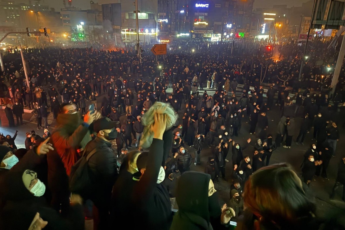 La dictadura de los ayatolás de Irán mata a manifestantes y luego obliga a sus familias a decir que eran pro-régimen