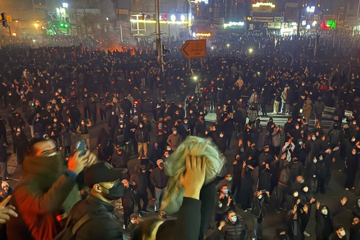 Irán, al borde del colapso: casi 500 muertos y más de 10.000 detenidos en las protestas contra la dictadura de los ayatolás