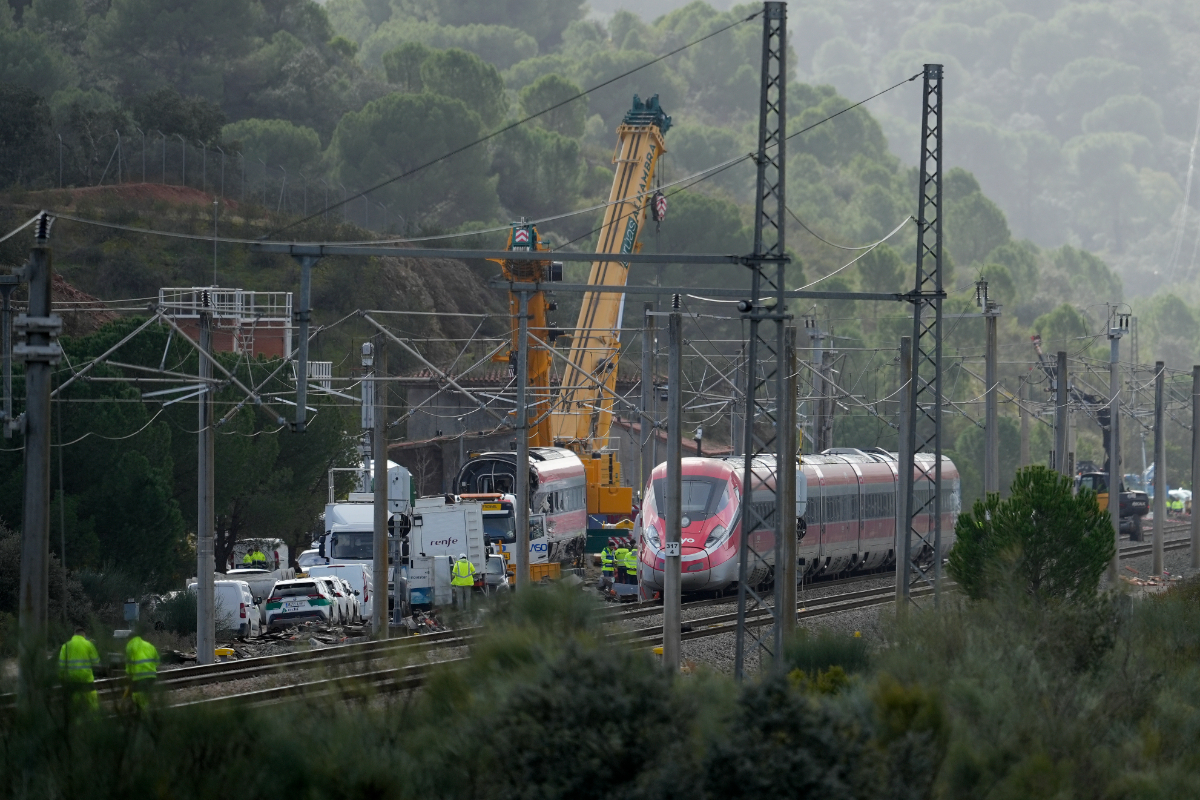 El tramo ferroviario cercano a Adamuz de nuevo en entredicho: detectan cinco kilómetros de vía defectuosa junto a la zona accidentada