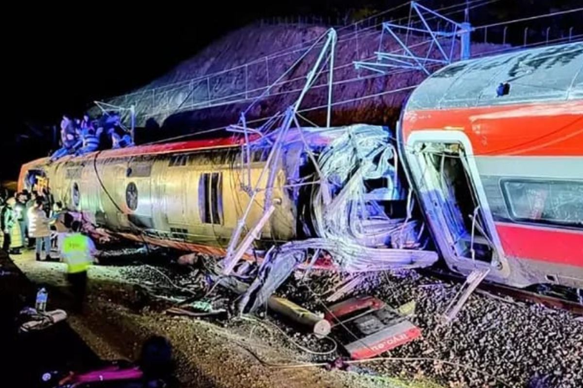 Más de 40 muertos al descarrilar dos trenes de alta velocidad en Adamuz (Córdoba)