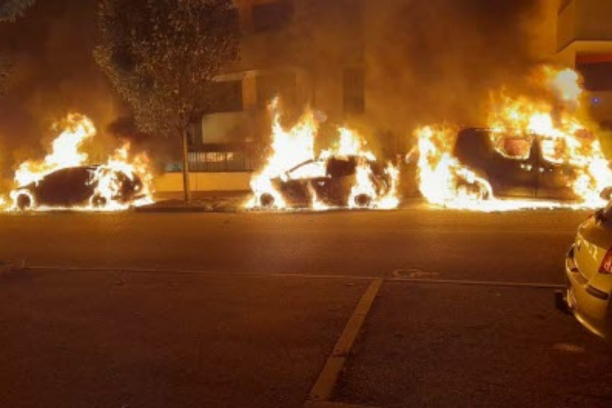 Más de 1.100 coches quemados en Nochevieja: Francia arranca 2026 entre disturbios pese a la promesa de «tolerancia cero»