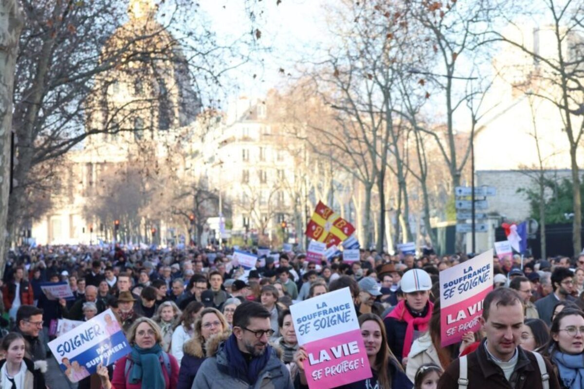 Más de 10.000 franceses se congregan en París en una marcha histórica por la vida: «Nos oponemos a la licencia para matar»