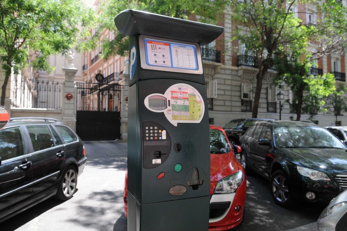 Nuevo golpe del Ayuntamiento de Madrid (PP) al vehículo: los parquímetros también funcionarán por la noche, en festivos y los fines de semana