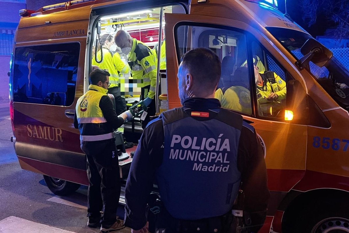 Un joven de 18 años en estado grave tras ser apuñalado en Vallecas por miembros de una banda latina