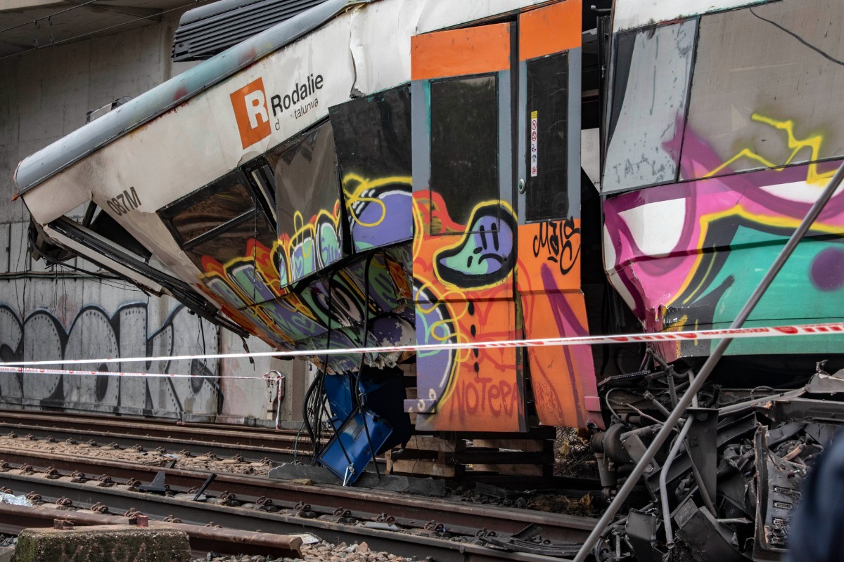 Los Mossos recuperan y analizan la caja negra del tren accidentado en Gélida (Barcelona) que ha provocado la muerte de un maquinista en prácticas