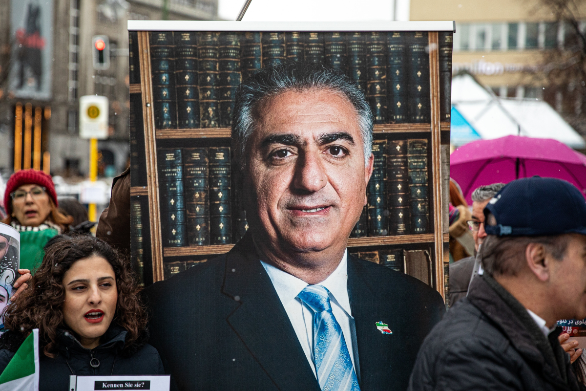 El príncipe heredero de Irán llama a la huelga general y dice que se prepara para regresar al país