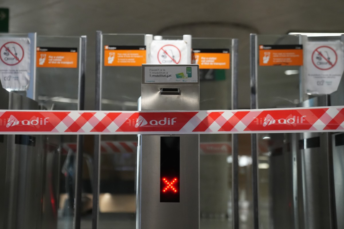 La Generalitat de Cataluña, Adif y Renfe se reúnen este domingo para evaluar la situación de Rodalies, que sigue por segundo día consecutivo sin servicio