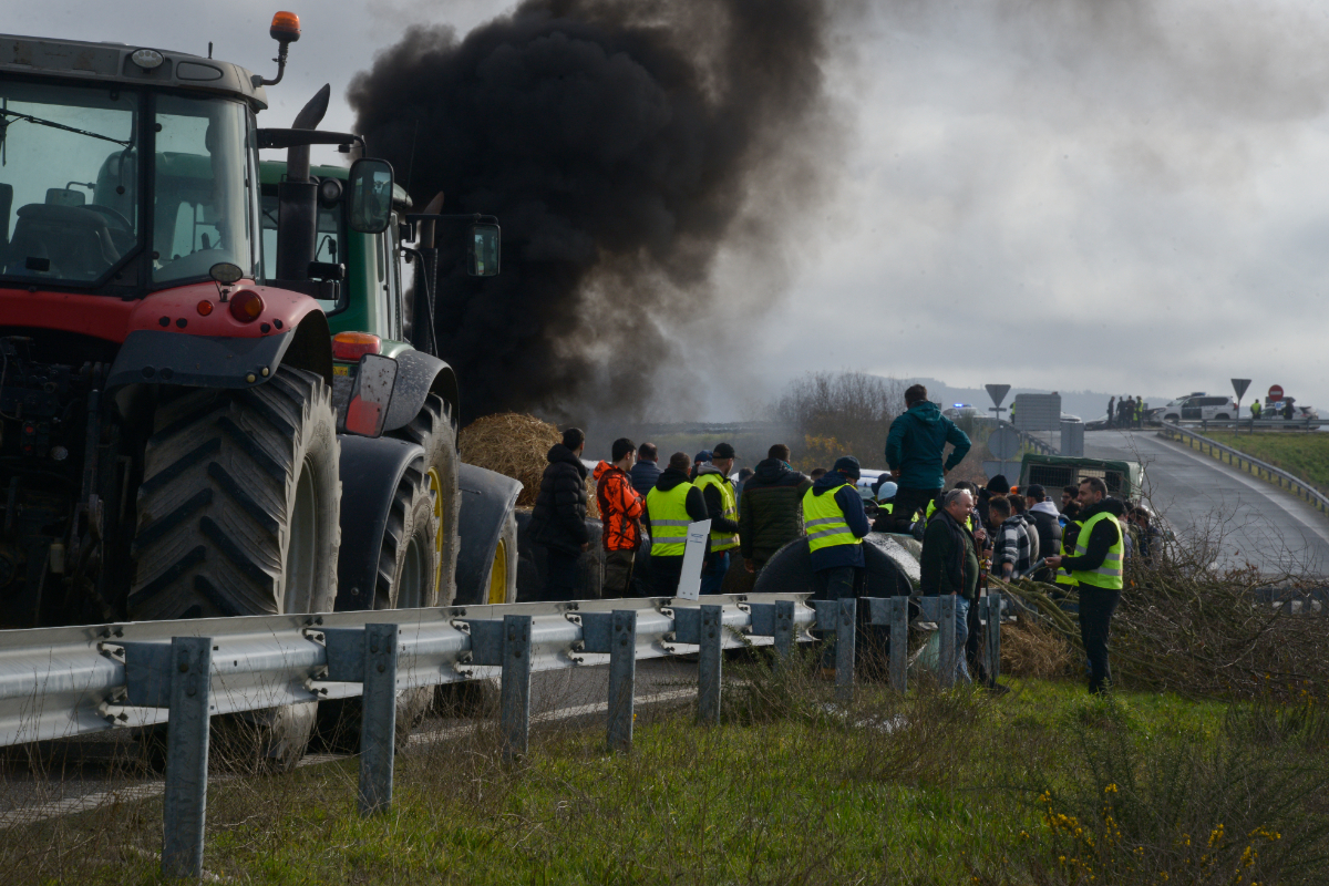 Tractoristas mantienen cortadas carreteras en Orense durante 24 horas, en protesta por el acuerdo UE-Mercosur