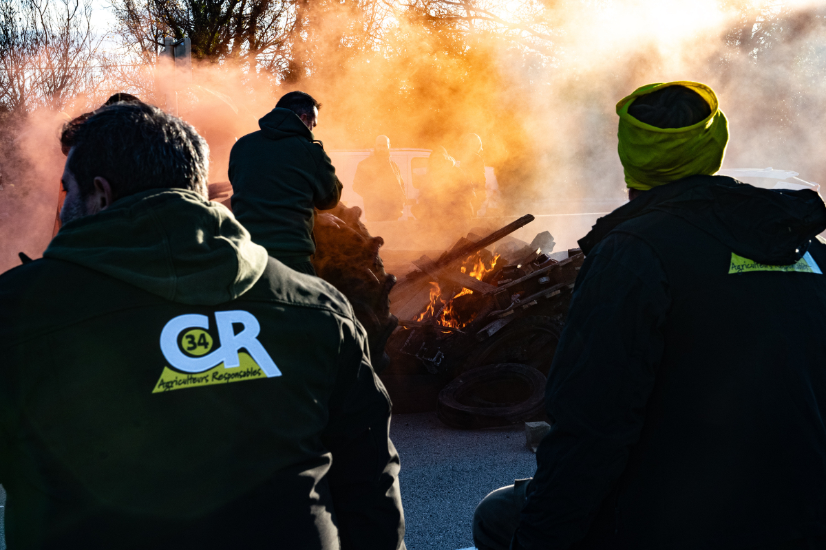 Tractoristas cortan la A-52 a su paso por Ginzo de Limia (Orense) en protesta por el acuerdo de la Unión Europea y Mercosur