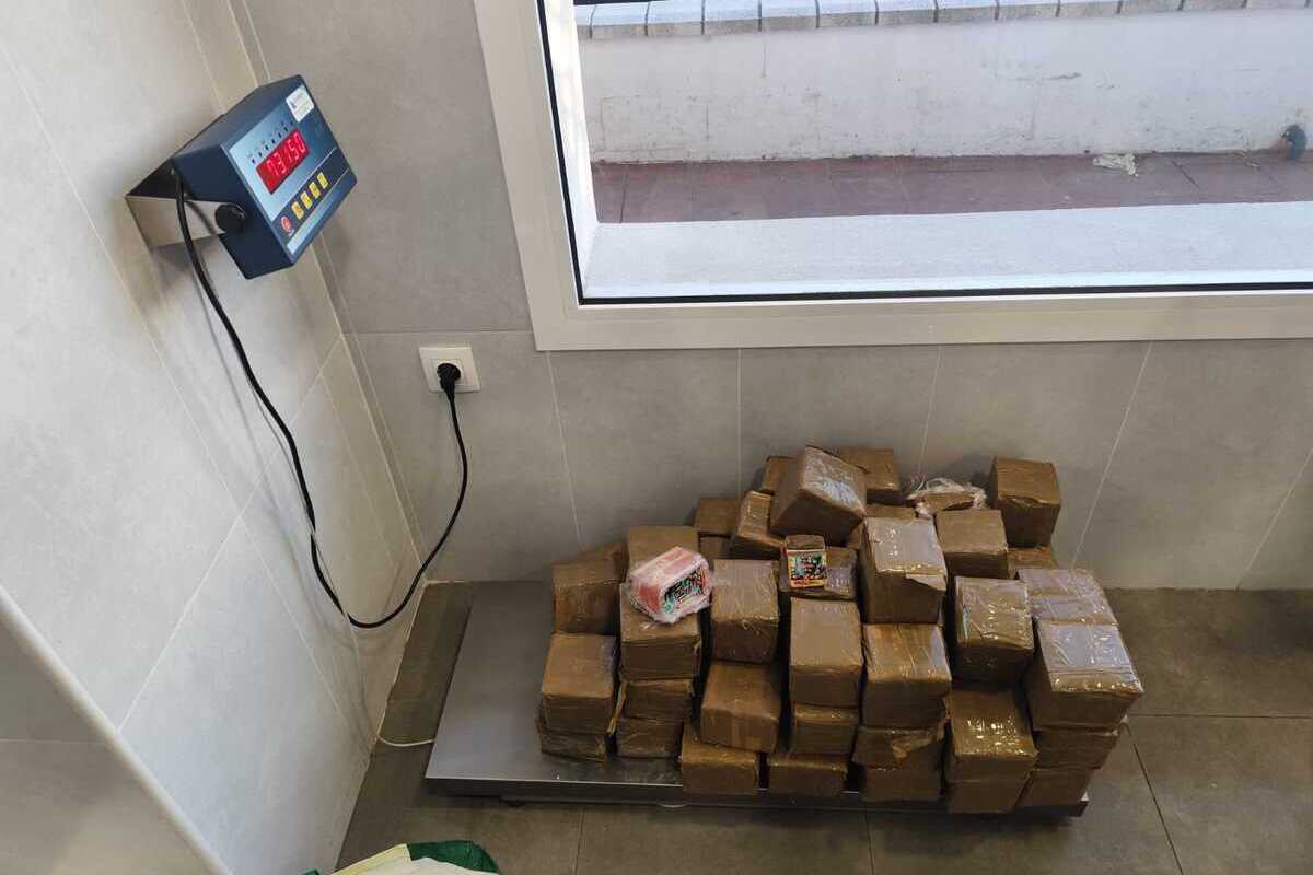 Detenidos dos inmigrantes marroquíes tras un violento episodio con armas de fuego y 73 kilos de hachís en Mijas (Málaga)