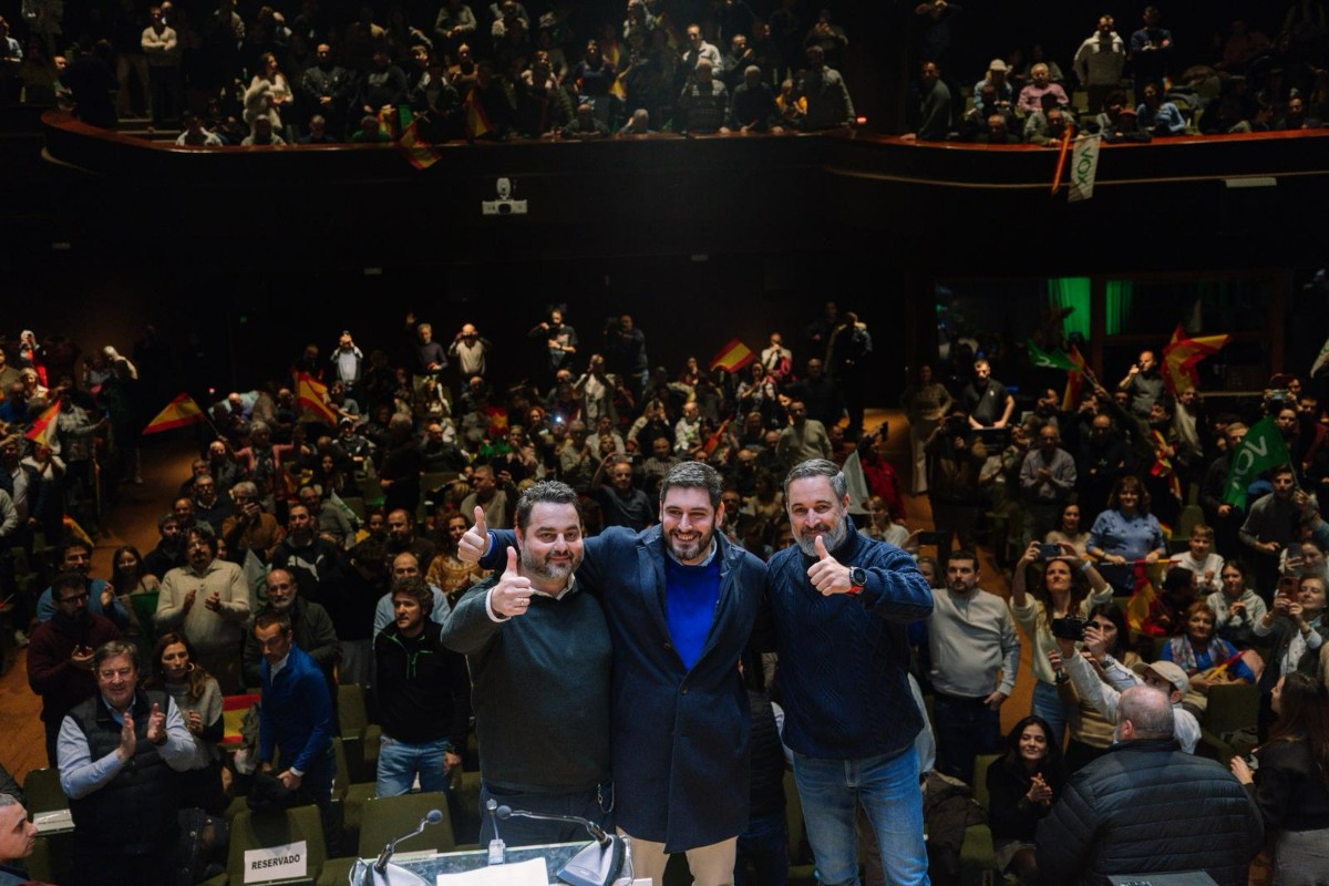 Santiago Abascal recuerda en Jaca (Huesca) que PP y PSOE «pactan todo»: «Basta ya de la estafa bipartidista de Feijoo y Sánchez»