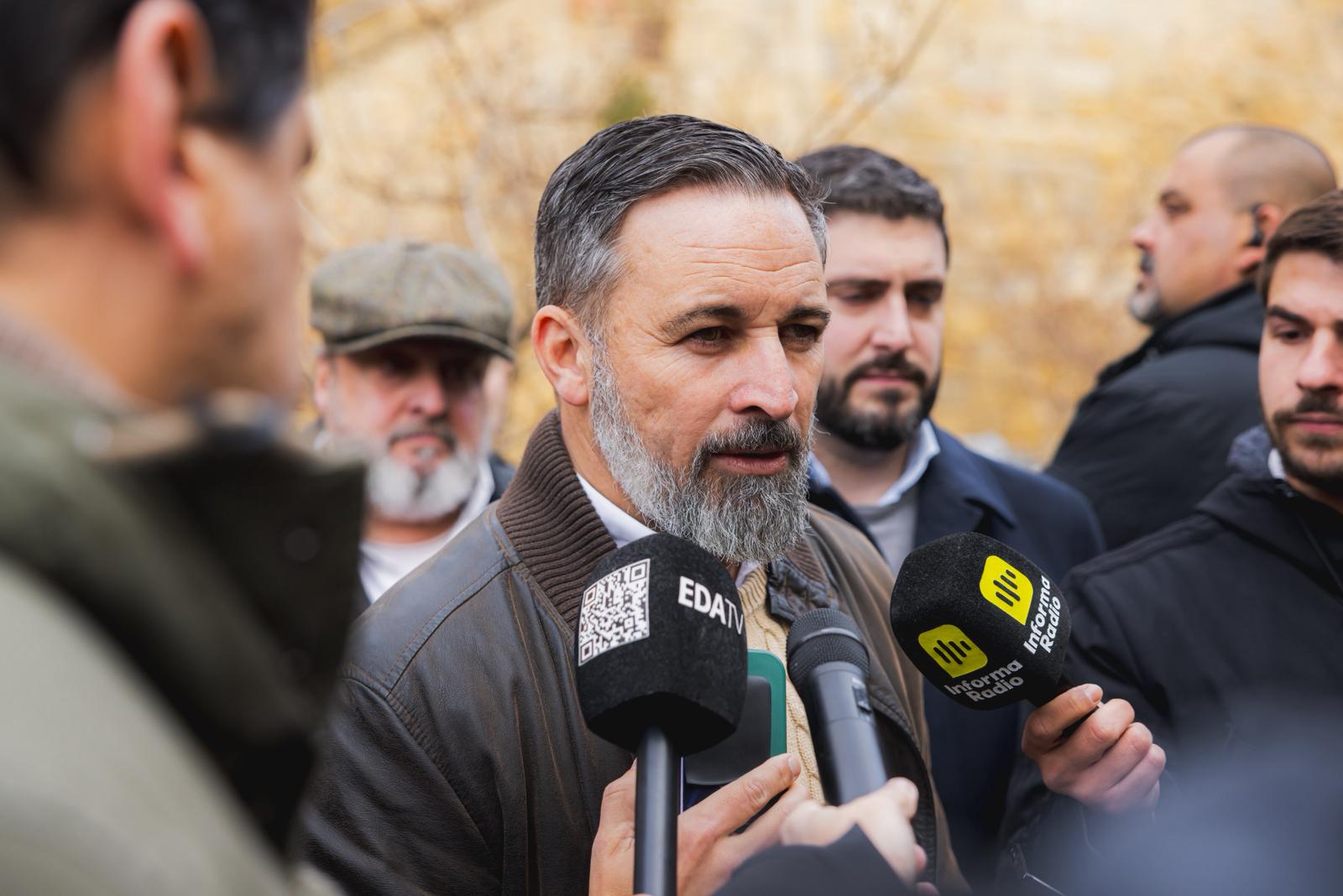 Santiago Abascal retrata en Sos del Rey Católico (Zaragoza) a Sánchez, «el capo de la mafia», y la «falsa oposición» de Feijoo: «Nosotros vamos a seguir hablando de los problemas reales»