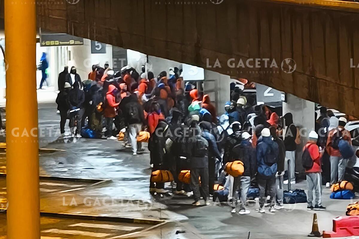 El Gobierno ha trasladado esta mañana a más de 180 inmigrantes ilegales desde Tenerife a Madrid pese a la tragedia ferroviaria