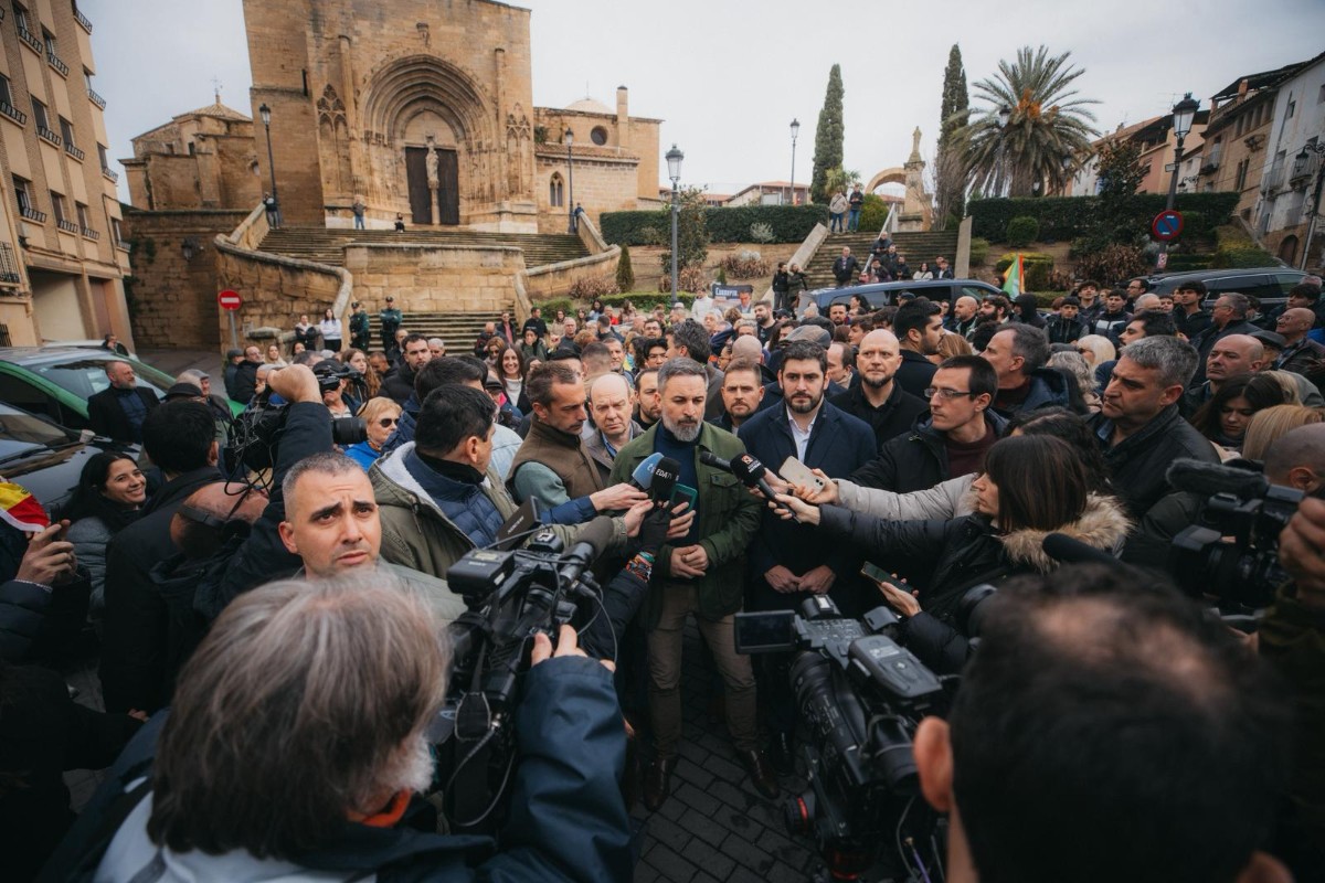 Santiago Abascal retrata al bipartidismo y alerta sobre la «regularización» masiva de inmigrantes ilegales: «No van a ser 500.000, van a ser muchos más»