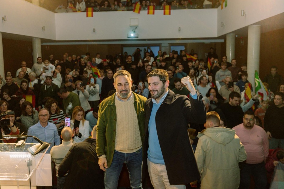 Santiago Abascal retrata en Andorra (Teruel) al bipartidismo y denuncia la invasión: «En cinco años han entrado tres millones de inmigrantes»